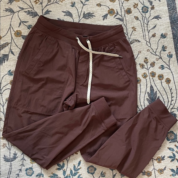 Vuori Meta Joggers in Chestnut color - Picture 3 of 4